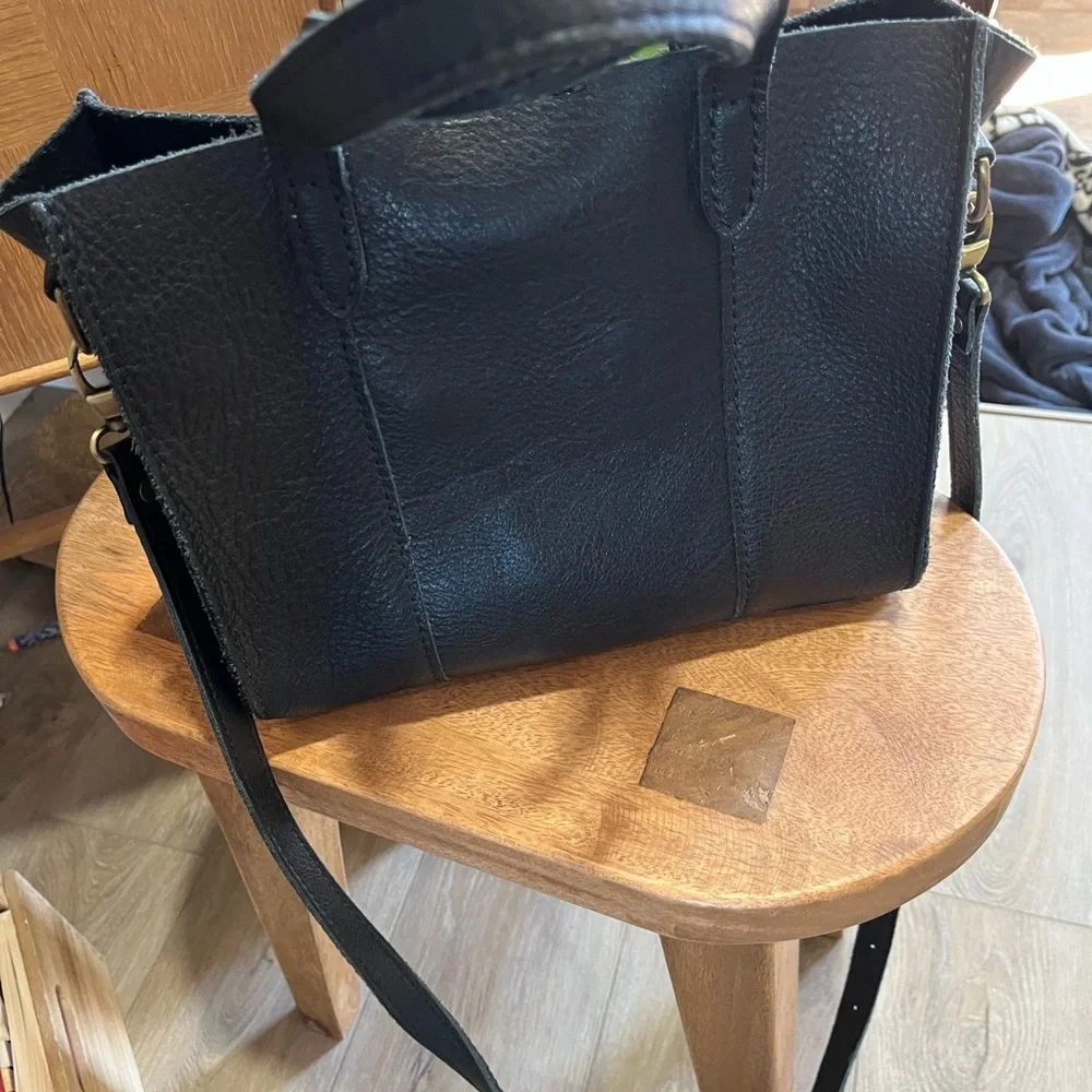 Portland Leather Elegant Black Leather Tote Bag - Picture 7 of 10